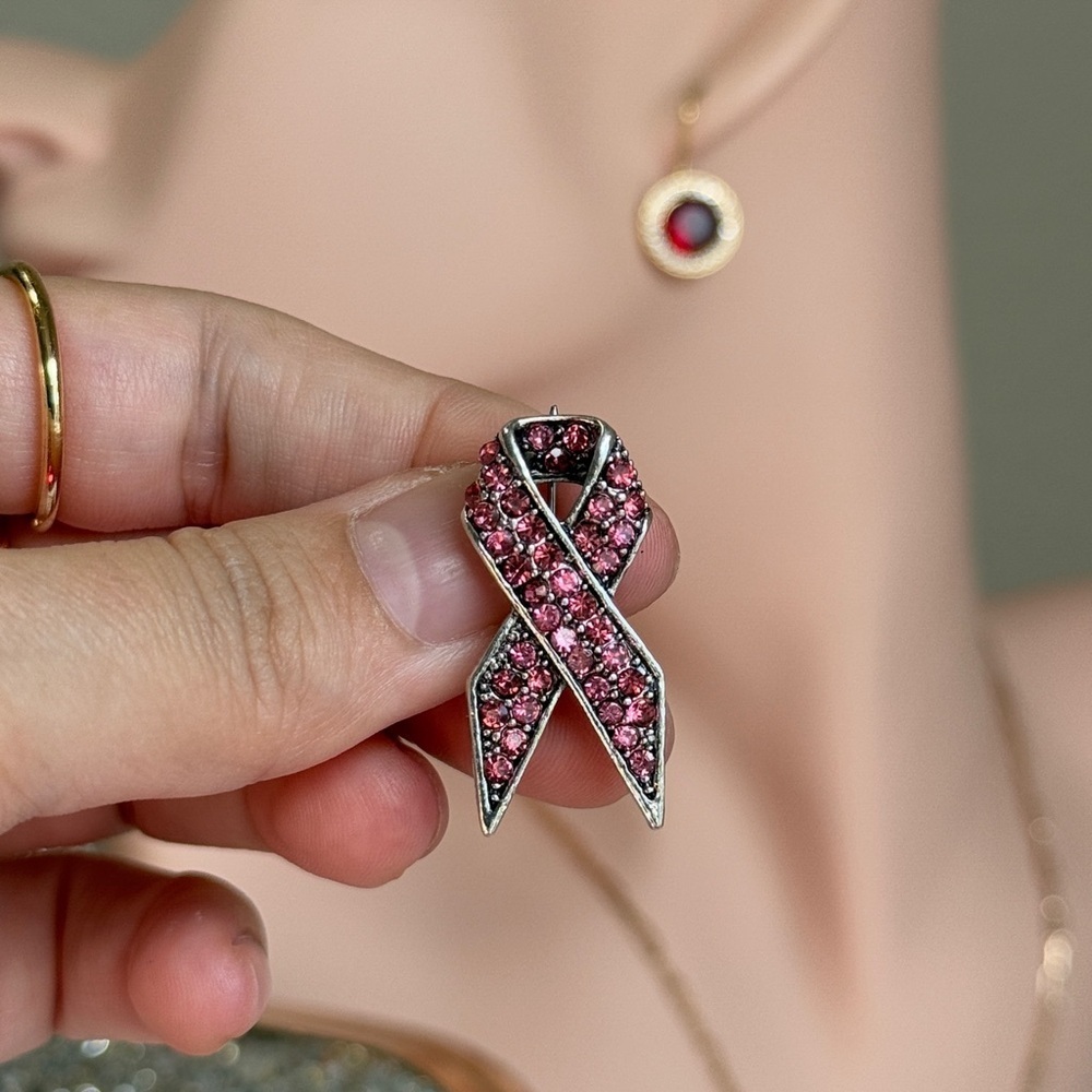 ⚜️💖 Elegant Pink Ribbon Brooch 🫶🏼💗 - Picture 3 of 7